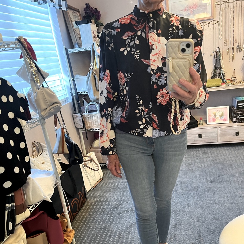 DG2 light, zip front, fully lined, floral jacket with puff sleeve. Size XS